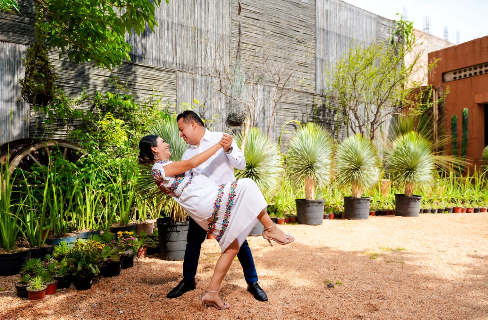 Lili y Luis bailando en el jardín