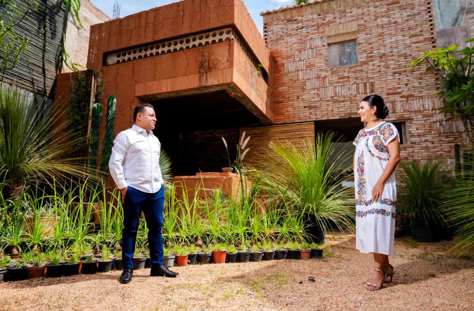 Lili y Luis frente a la arquitectura de barro