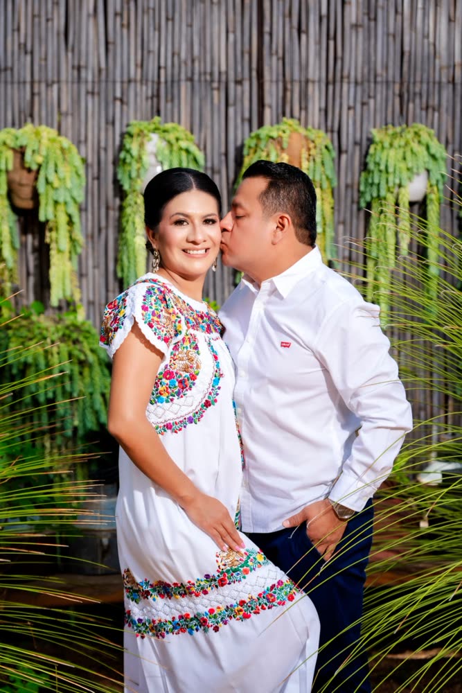 Luis carga a Lili entre las plantas