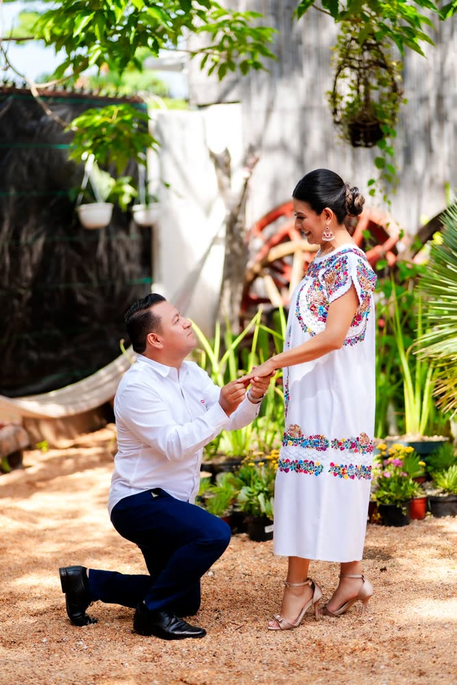 Luis levanta a Lili en brazos