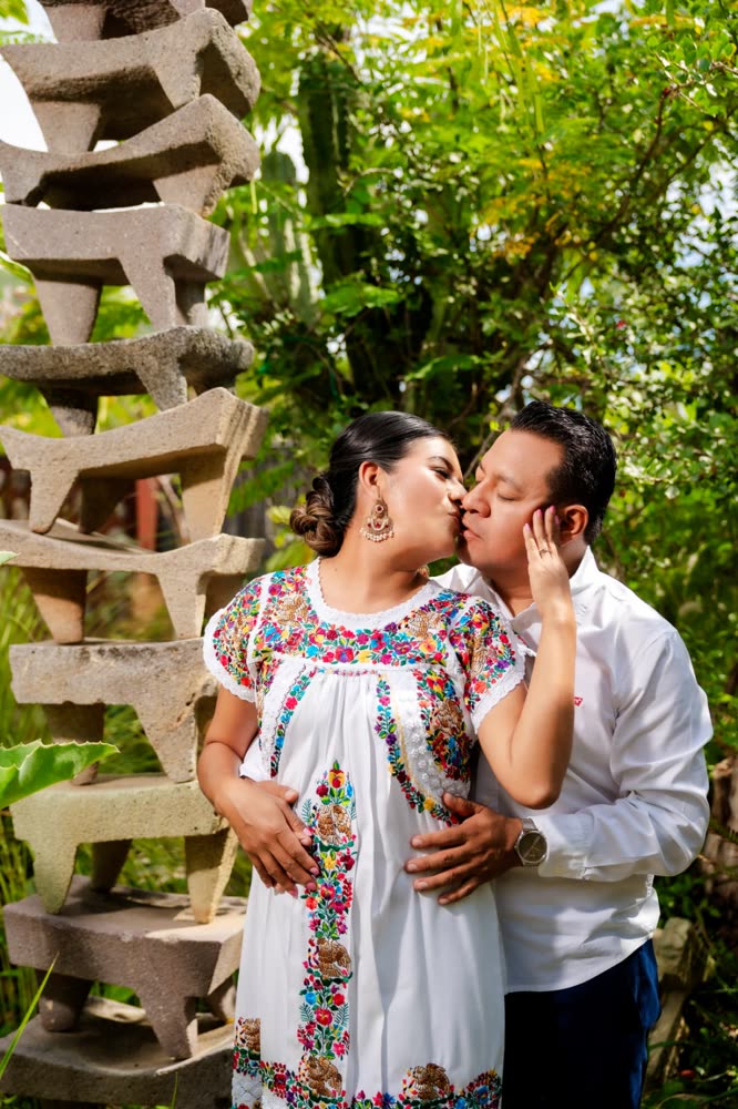 Lili y Luis se besan junto a la escultura