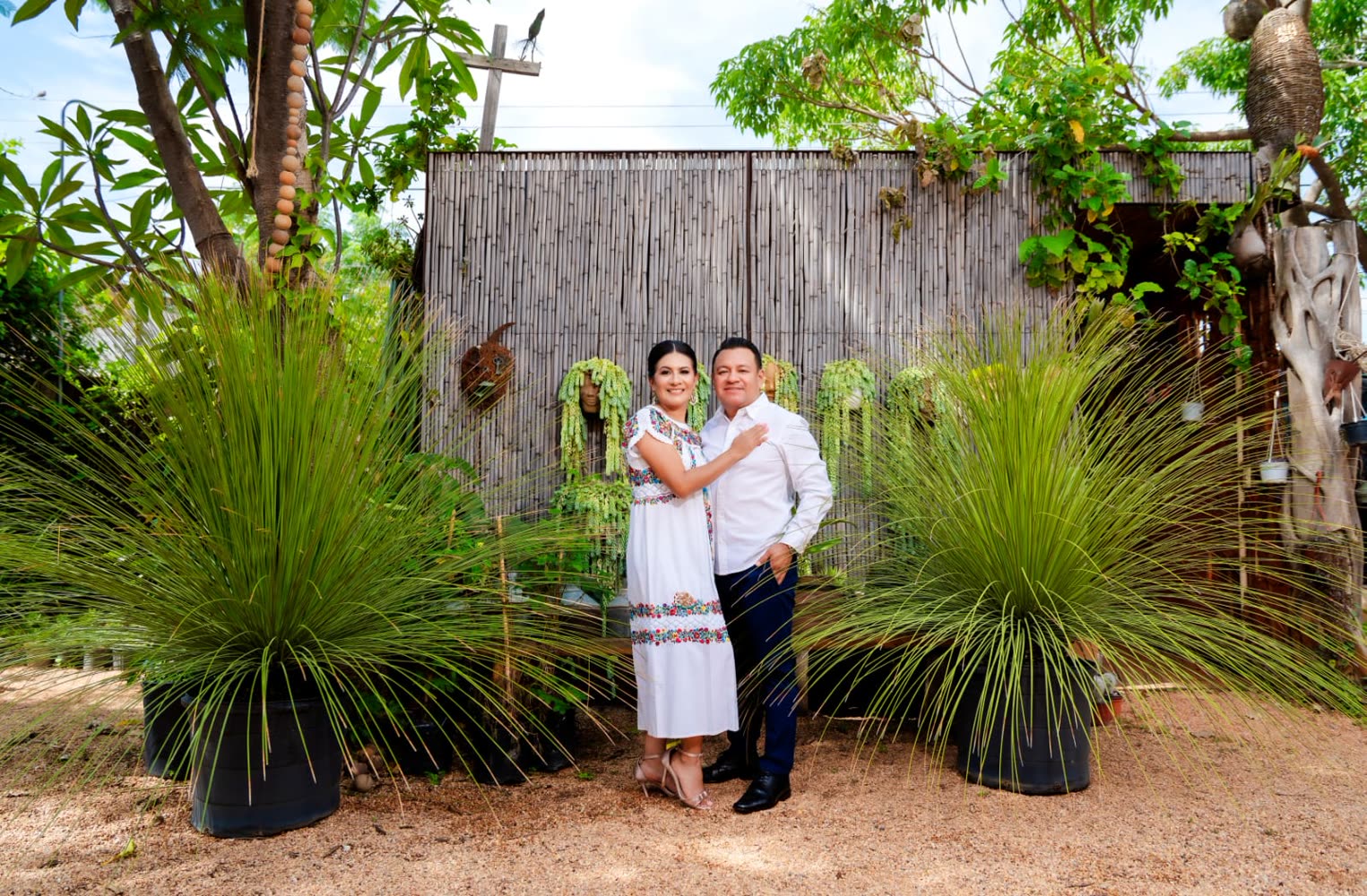 Lili y Luis en el jardín