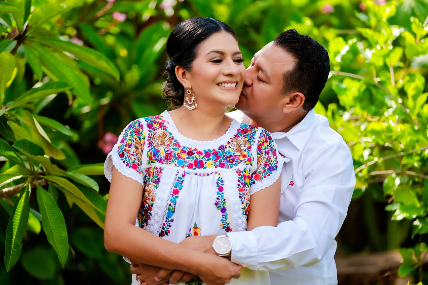 Lili y Luis se besan entre las plantas