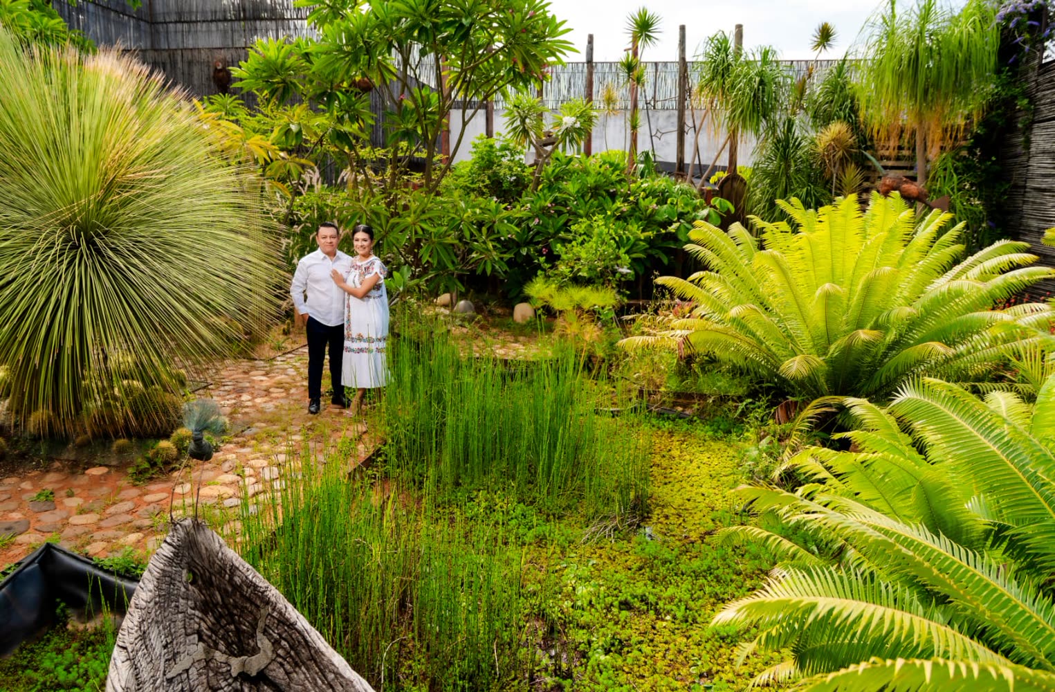 Lili y Luis a lo lejos en el jardín