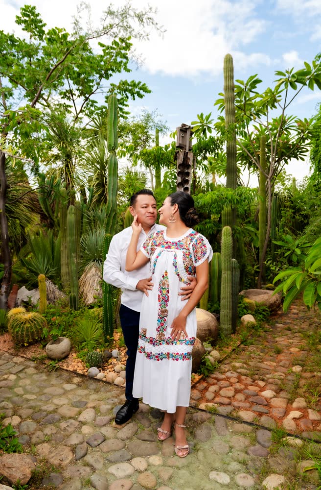 Lili y Luis muy cerca entre los cactus