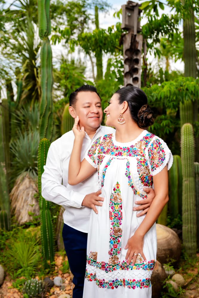 Lili y Luis riendo entre los cactus