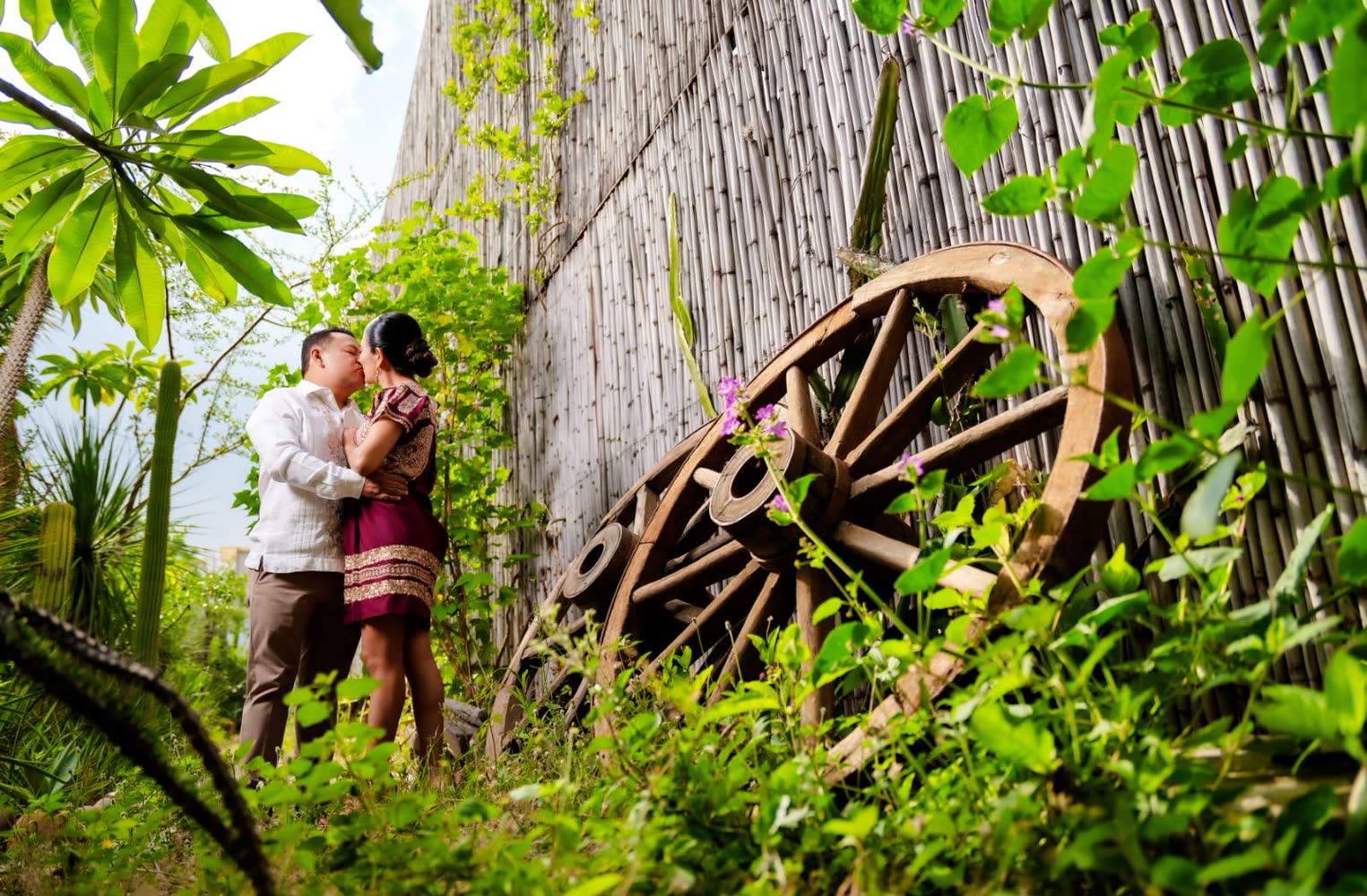 Lili y Luis abrazados entre la vegetación